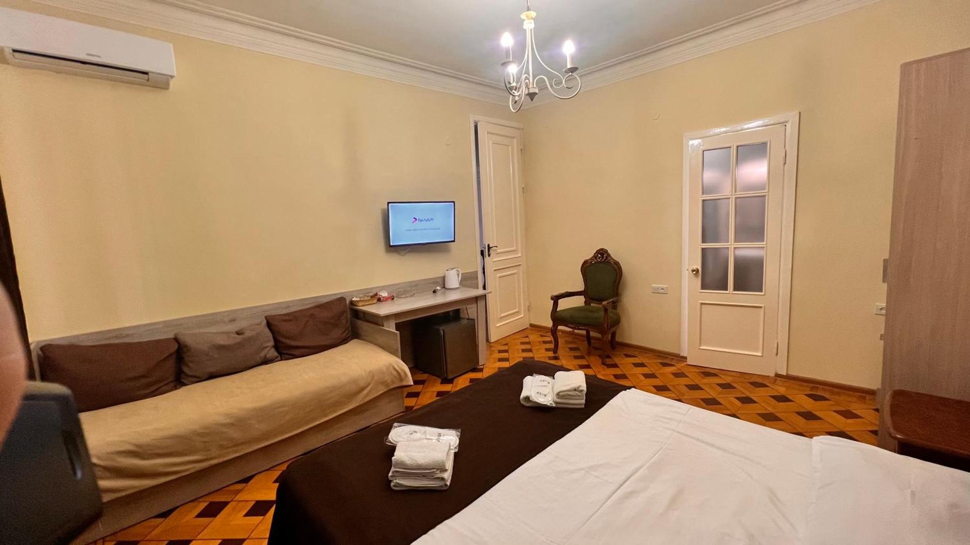 יירבאן Elross Hotel מראה חיצוני תמונה