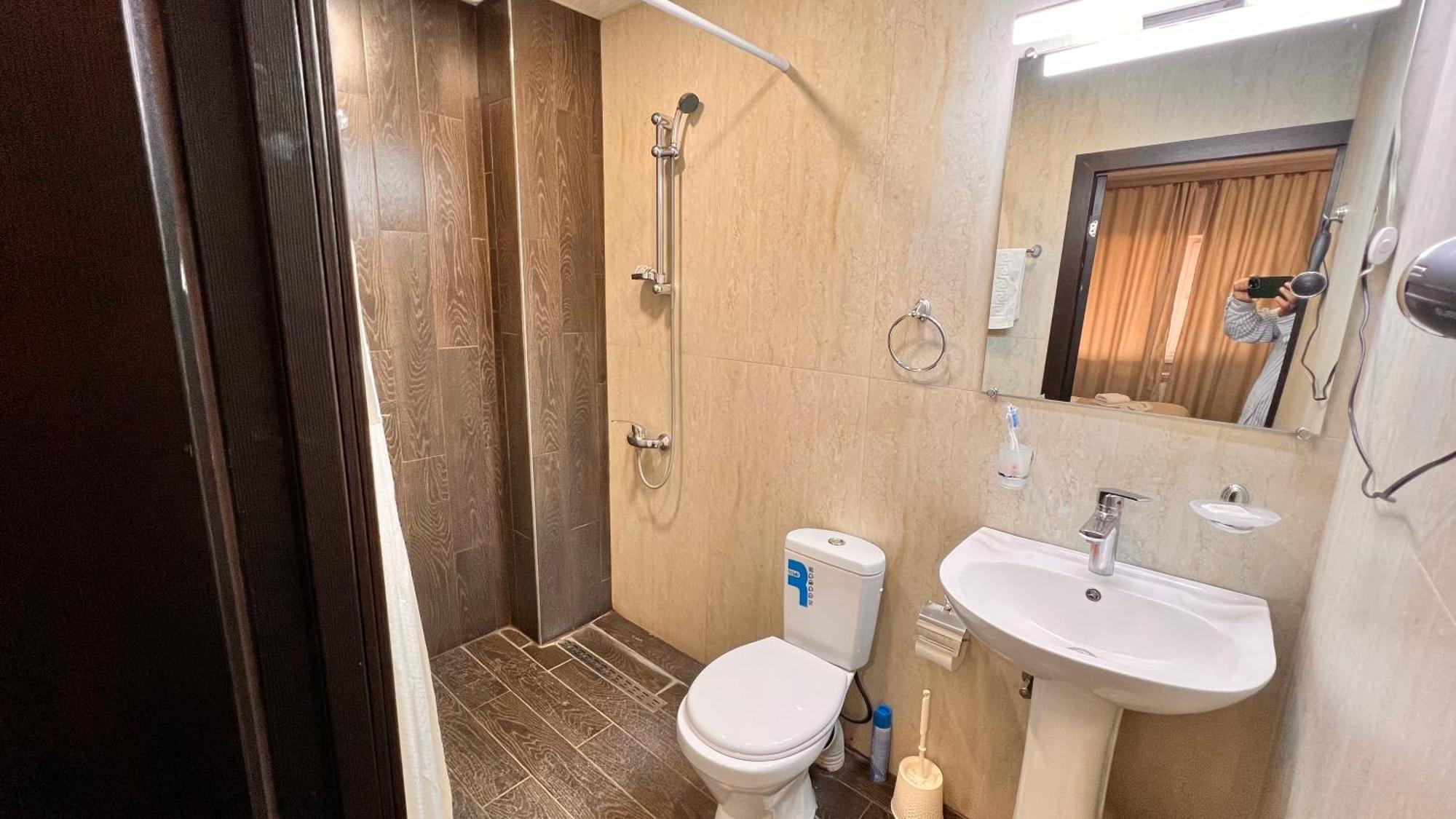 יירבאן Elross Hotel מראה חיצוני תמונה